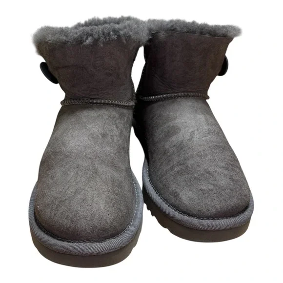 🔥UGG Mini 🖤🩶🖤Bailey Button II Grey Suede Sheepskin Ankle Boots sz 9 - Picture 4 of 9